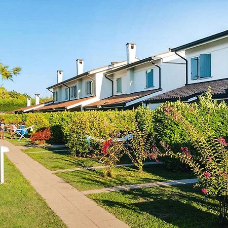 Terraced House In The Ca' Del Pino Holiday Complex With Communal Pool In Бібіоне Екстер'єр фото