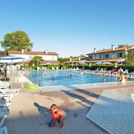 Terraced House In The Ca' Del Pino Holiday Complex With Communal Pool In Бібіоне Екстер'єр фото