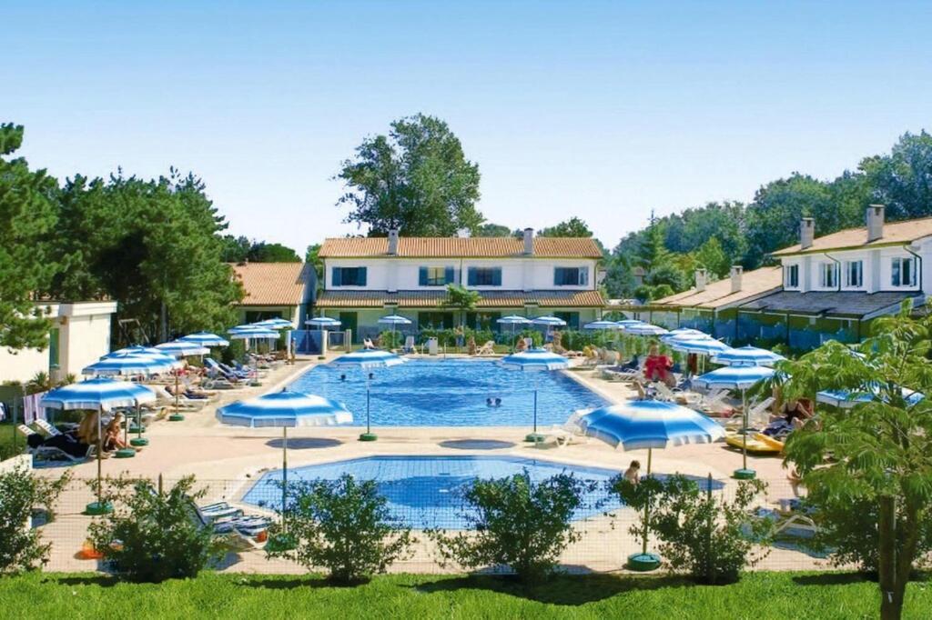 Terraced House In The Ca' Del Pino Holiday Complex With Communal Pool In Бібіоне Екстер'єр фото