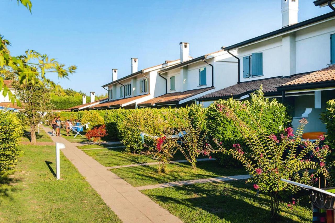 Terraced House In The Ca' Del Pino Holiday Complex With Communal Pool In Бібіоне Екстер'єр фото