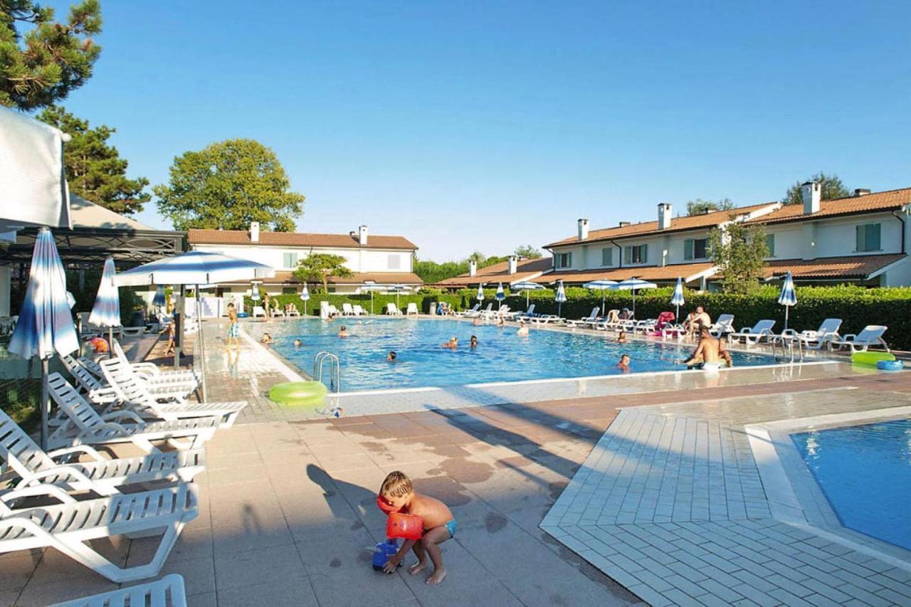 Terraced House In The Ca' Del Pino Holiday Complex With Communal Pool In Бібіоне Екстер'єр фото