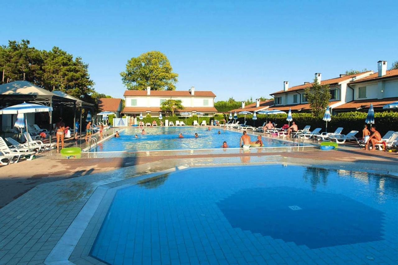 Terraced House In The Ca' Del Pino Holiday Complex With Communal Pool In Бібіоне Екстер'єр фото