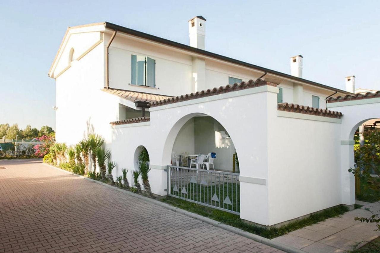 Terraced House In The Ca' Del Pino Holiday Complex With Communal Pool In Бібіоне Екстер'єр фото
