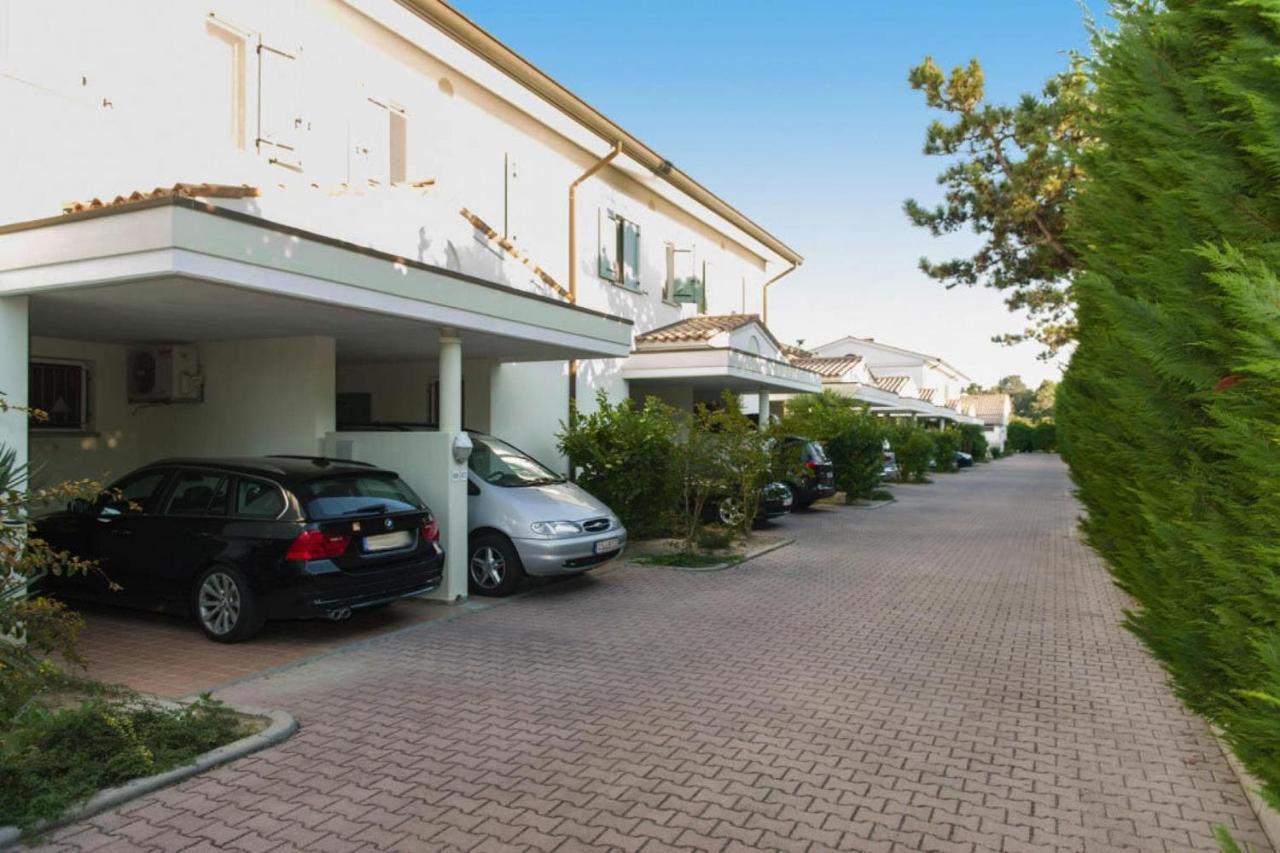 Terraced House In The Ca' Del Pino Holiday Complex With Communal Pool In Бібіоне Екстер'єр фото